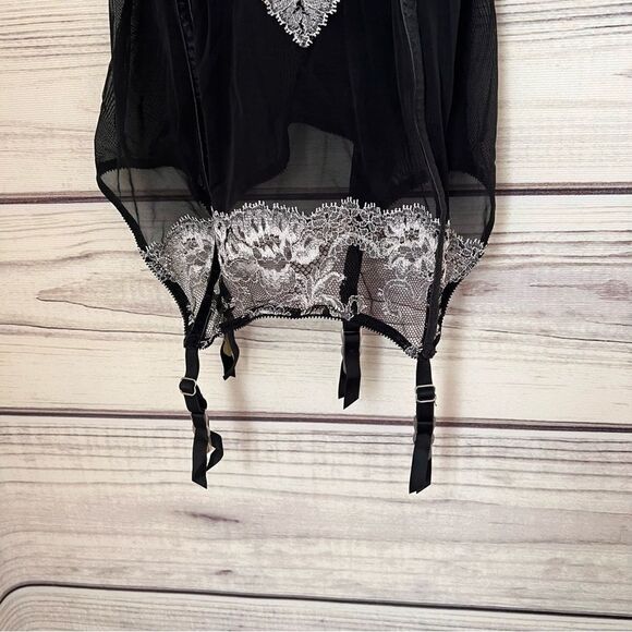 Victorias Secret Black & White Lace Push Up Bustier Lingerie Size 32B - Picture 3 of 6
